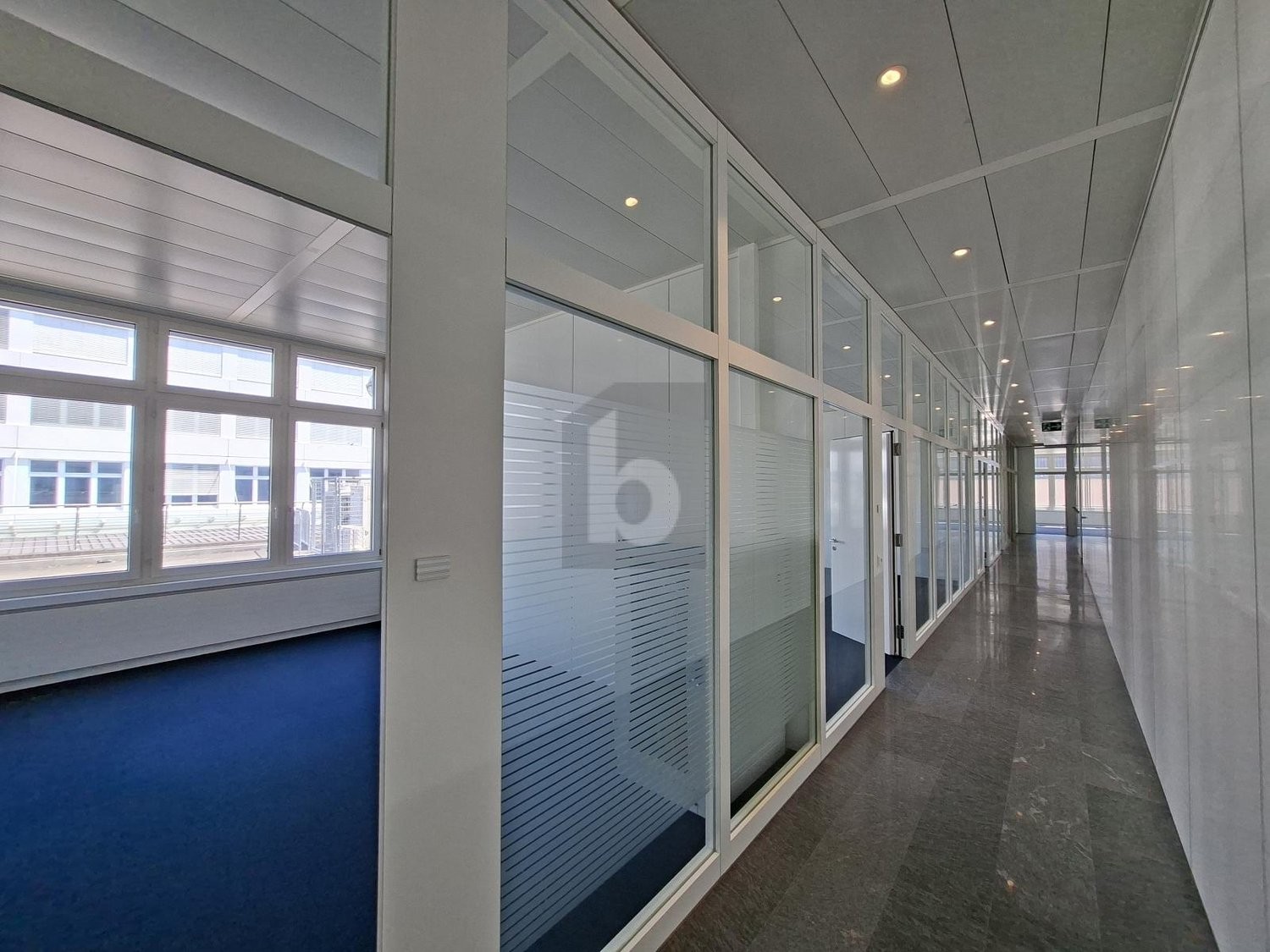 268m² office